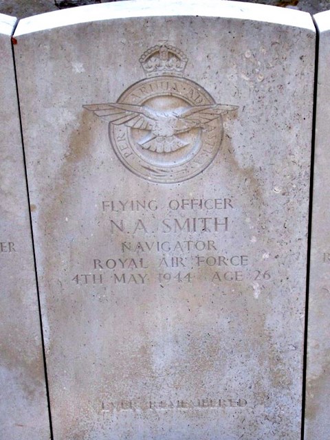 Tombe F/O Smith