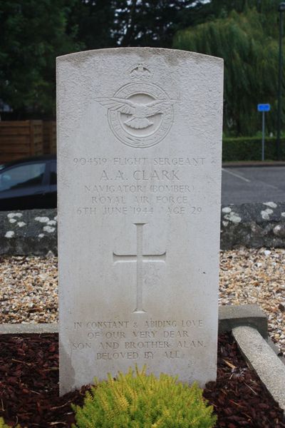 Tombe F/Sgt Clark - Photo Rgis Biaux